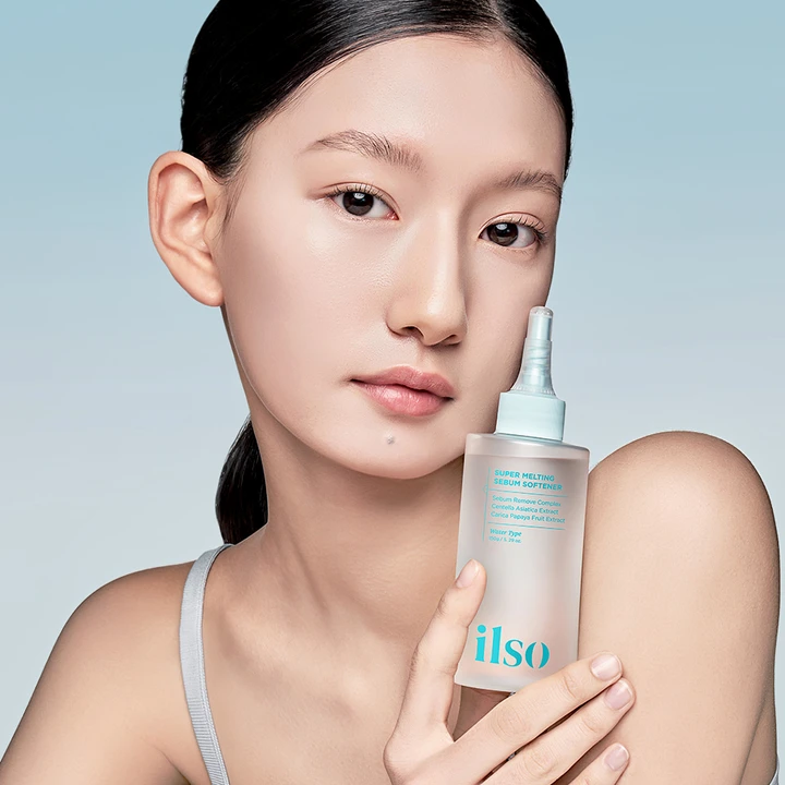 Model holding an ilso sebum softener bottle